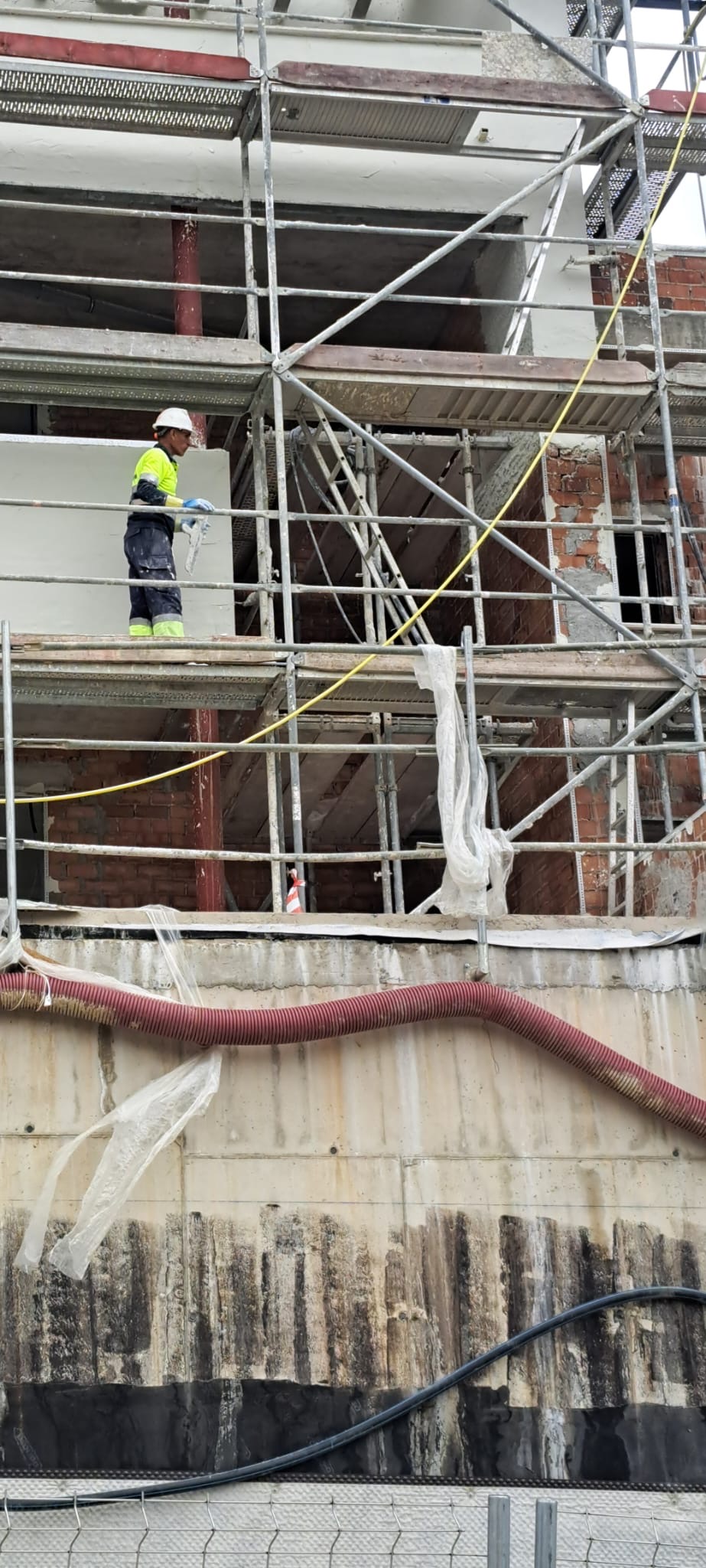 Profesional de Aura trabajando en fachada